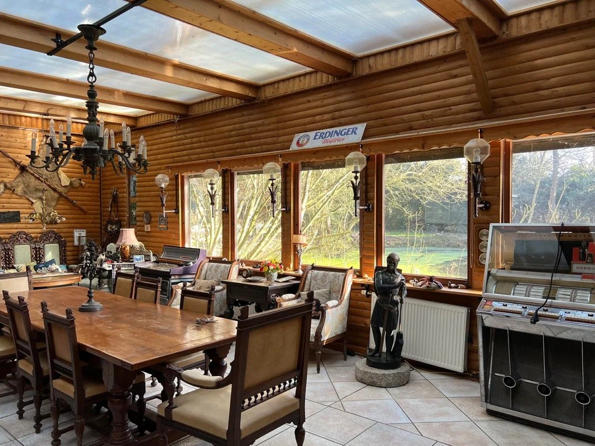 Парень ухаживает за домом Парень ухаживает за домом