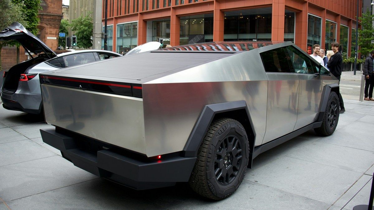 Скільки Cybertruck продає Tesla щомісяця Скільки Cybertruck продає Tesla щомісяця