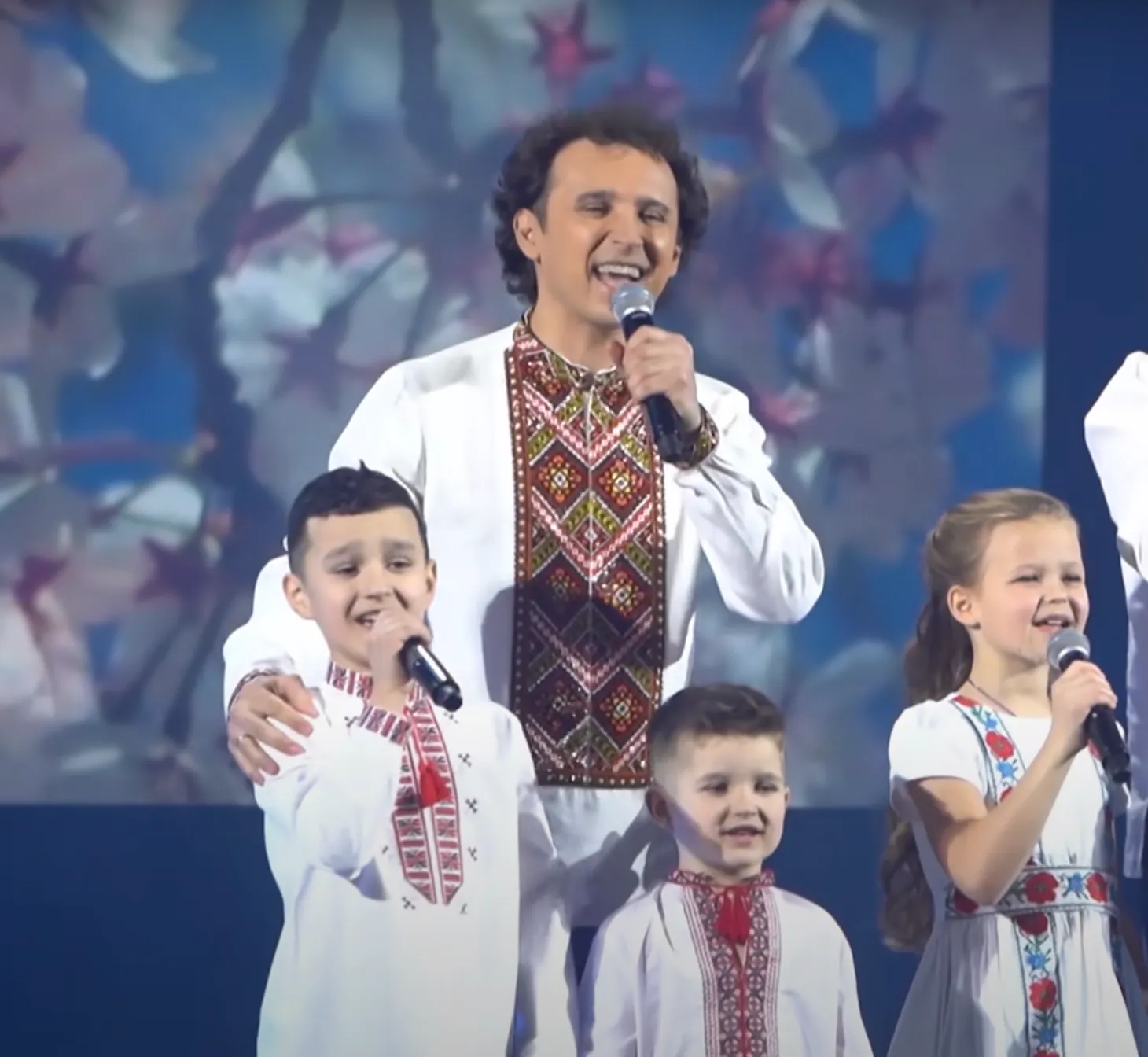 Дмитро Яремчук із дітьми Дмитро Яремчук із дітьми