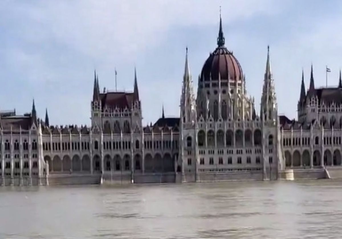 Дунай вийшов з берегів та підтопив знаменитий парламент Дунай вийшов з берегів та підтопив знаменитий парламент