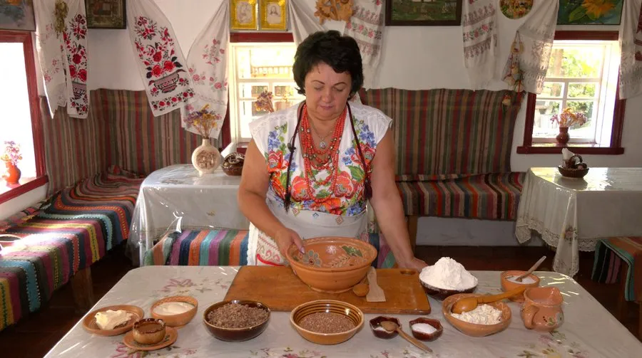 Женщина в украинском наряде Женщина в украинском наряде