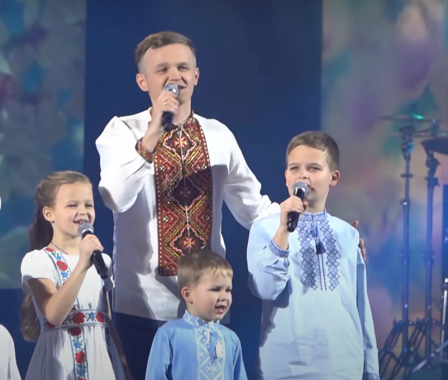 Назарій Яремчук із дітьми Назарій Яремчук із дітьми