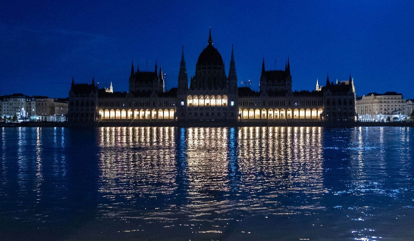 "Найважче лише починається": у Будапешті готуються до піка повені й встановили дамби до 9 метрів - 24 Канал "Найважче лише починається": у Будапешті готуються до піка повені й встановили дамби до 9 метрів - 24 Канал