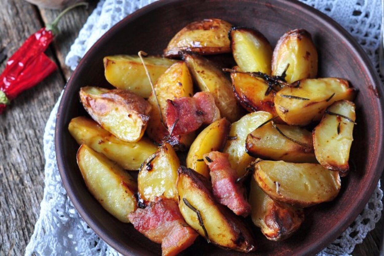 Як приготувати картоплю на вогні - покроковий рецепт з беконом - Новини Смачно Як приготувати картоплю на вогні - покроковий рецепт з беконом - Новини Смачно