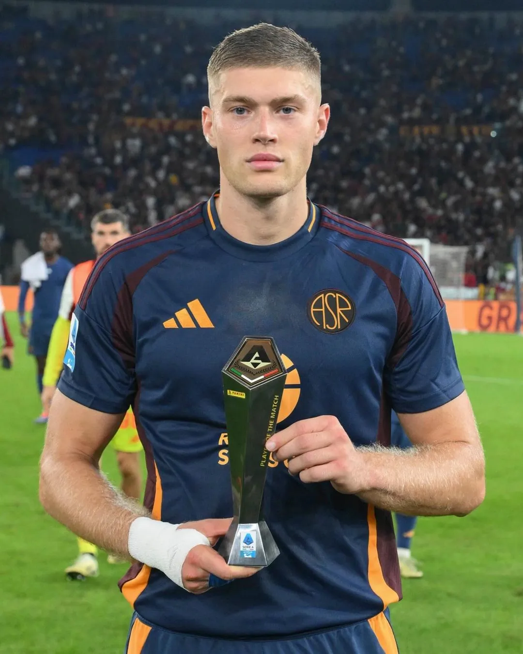 Артем Довбик з нагородою Гравець матчу Артем Довбик з нагородою Гравець матчу