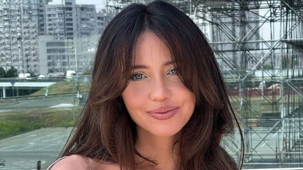 Әйелдің сүтке толы үлкен кеудесін сору