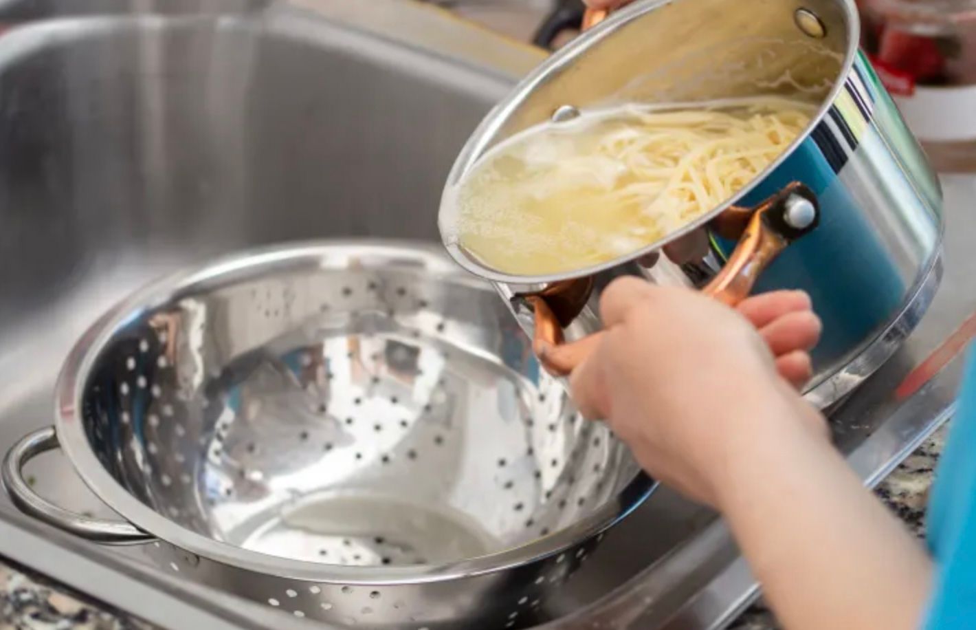 Простий спосіб злити макарони за лічені секунди Простий спосіб злити макарони за лічені секунди