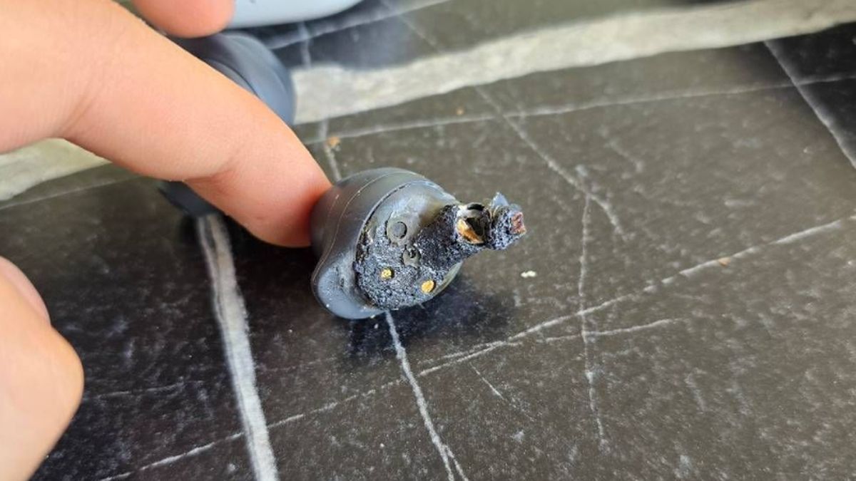 Навушники Galaxy Buds FE від Samsung раптово вибухнули прямо у вусі Навушники Galaxy Buds FE від Samsung раптово вибухнули прямо у вусі