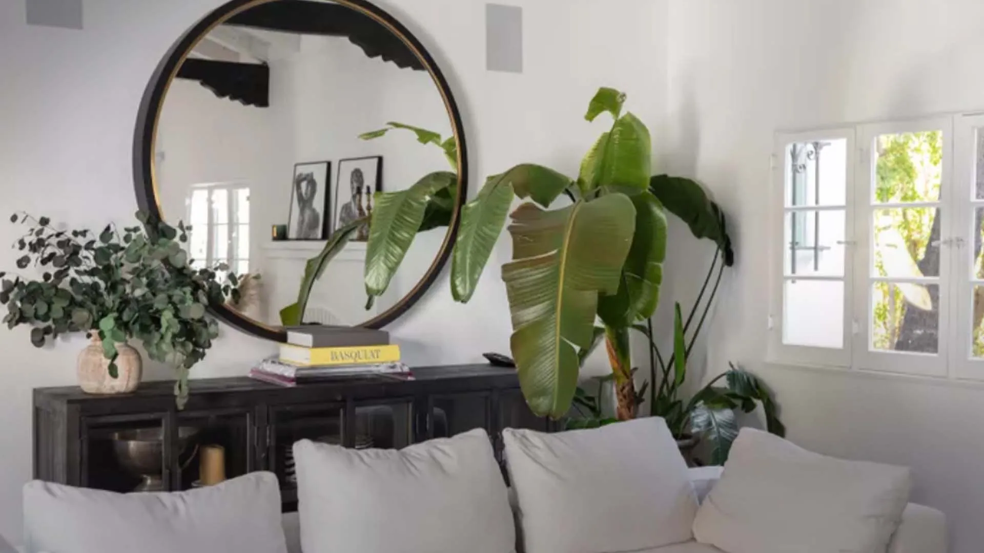 Дзеркало в кімнаті збільшує простір Дзеркало в кімнаті збільшує простір