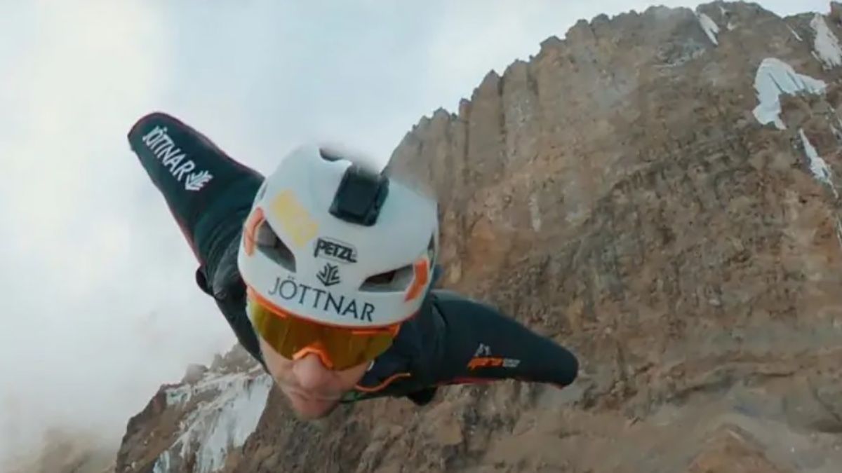 Британец прыгнул с горы Килиманджаро - видео эпического трюка Британец прыгнул с горы Килиманджаро - видео эпического трюка