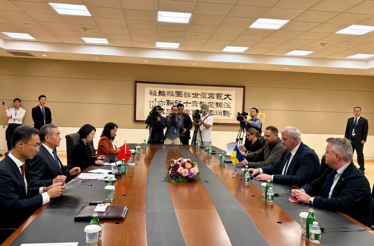 Сибига и Ермак встретились с Ван И - 24 Канал Сибига и Ермак встретились с Ван И - 24 Канал