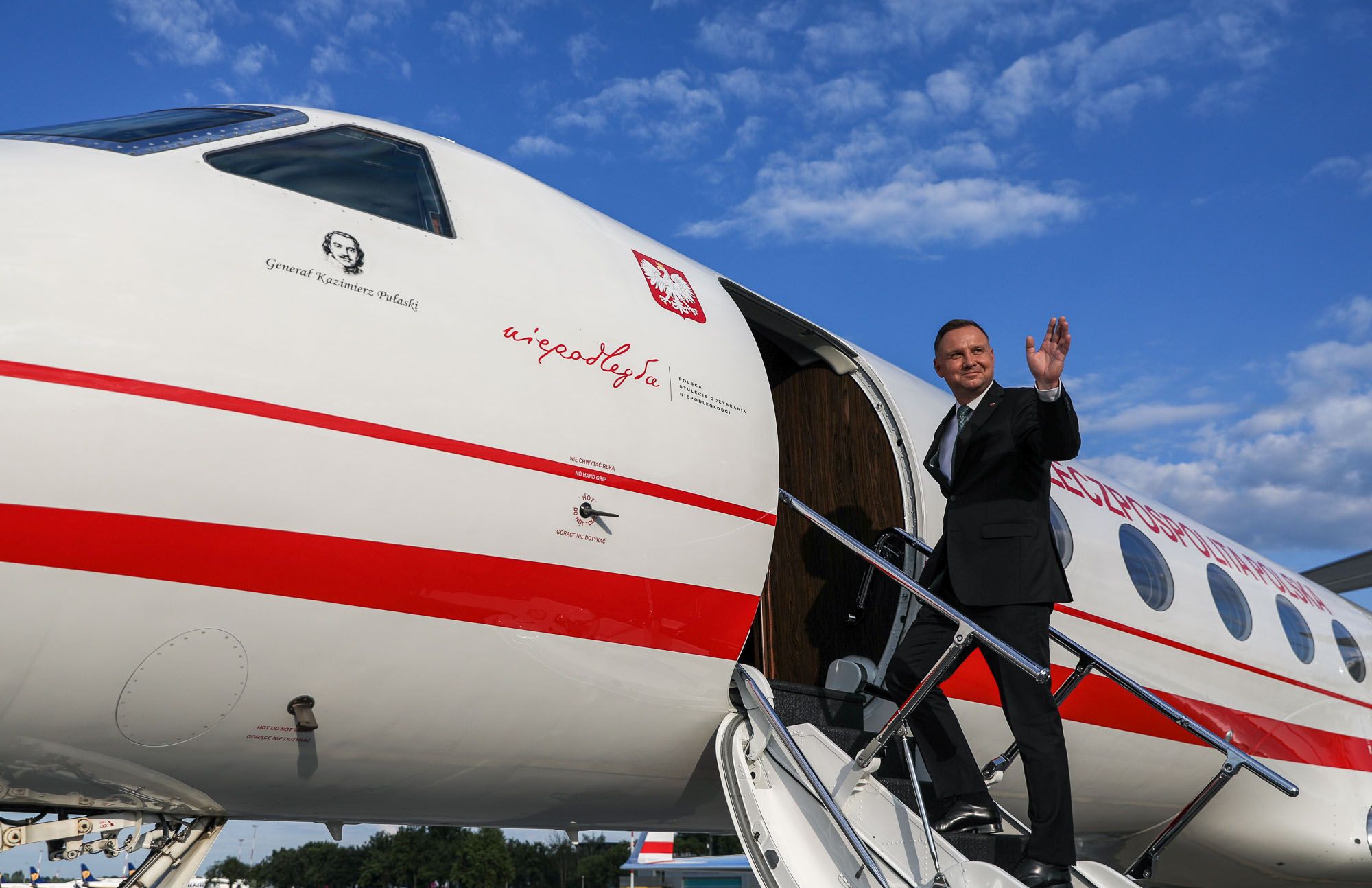 Самолет Дуды не смог приземлиться Самолет Дуды не смог приземлиться