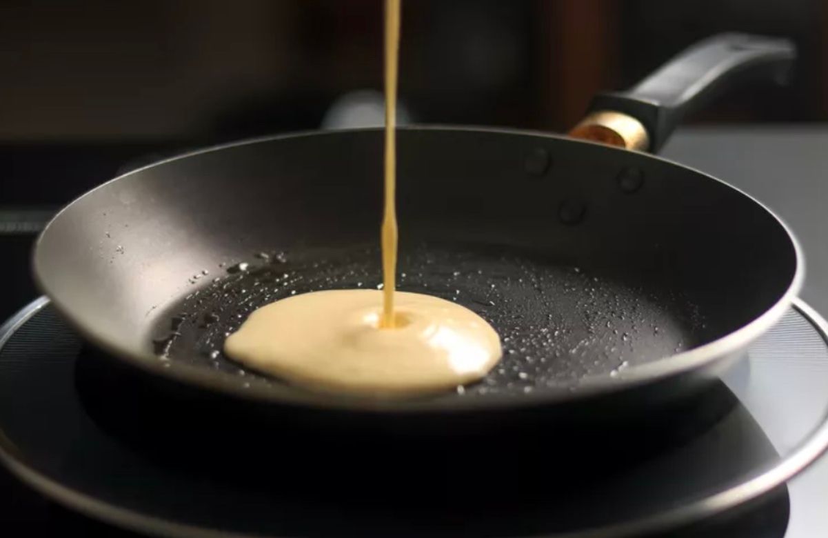 Хитрість, завдяки якій оладки не вбирають олію зі сковорідки Хитрість, завдяки якій оладки не вбирають олію зі сковорідки