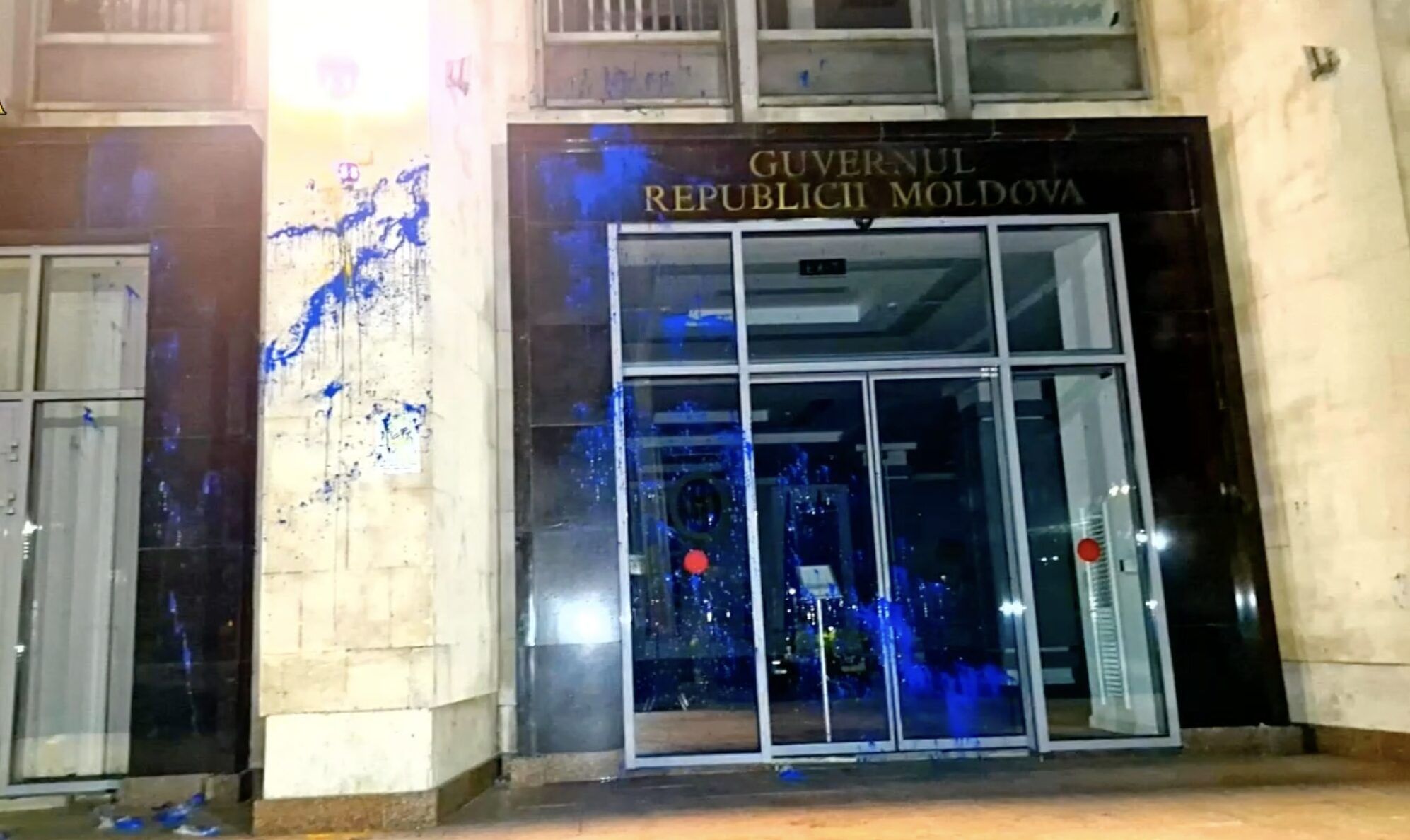 Урядові будівлі в Кишиневі розмалювали жовтою і синьою фарбами за інструкцією з Москви Урядові будівлі в Кишиневі розмалювали жовтою і синьою фарбами за інструкцією з Москви