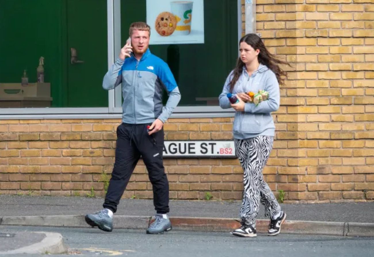 Парочку из Великобритании сняли с самолета из-за аморального поведения Парочку из Великобритании сняли с самолета из-за аморального поведения