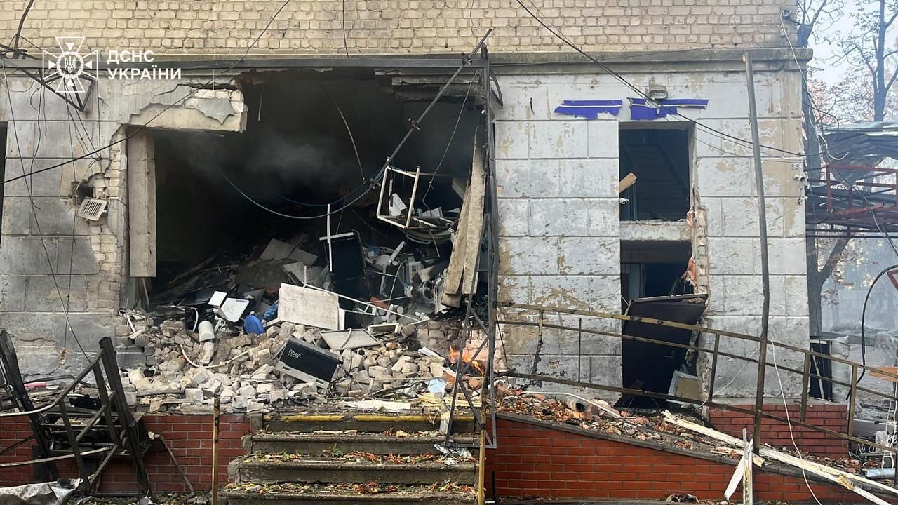 Директор лікарні у Сумах розповів деталі про руйнування внаслідок атаки Директор лікарні у Сумах розповів деталі про руйнування внаслідок атаки