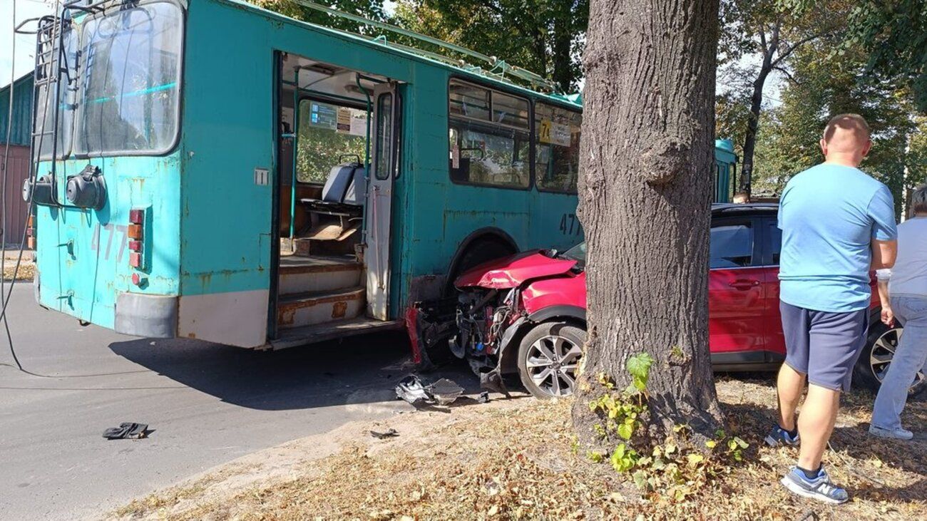 У Чернігові легковик зіткнувся з тролейбусом