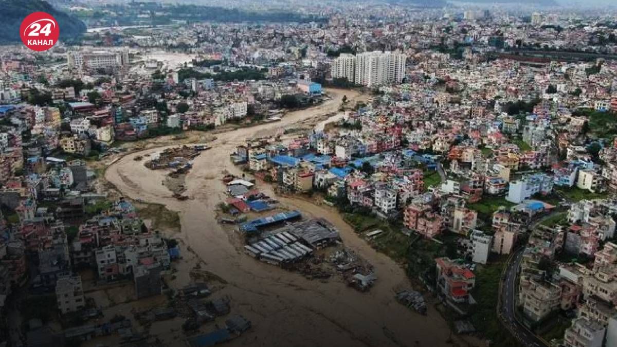 В результате сильных дождей затопило долину в столице Непала