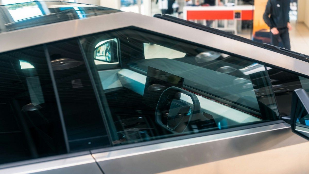 Скло Cybertruck розбилося під час звичайного чищення серветкою Скло Cybertruck розбилося під час звичайного чищення серветкою