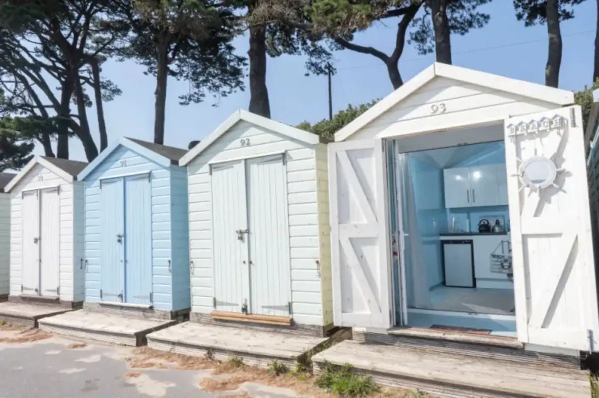 Продают крошечную пляжную хижину за 130 тысяч евро - что внутри - Недвижимость Продают крошечную пляжную хижину за 130 тысяч евро - что внутри - Недвижимость