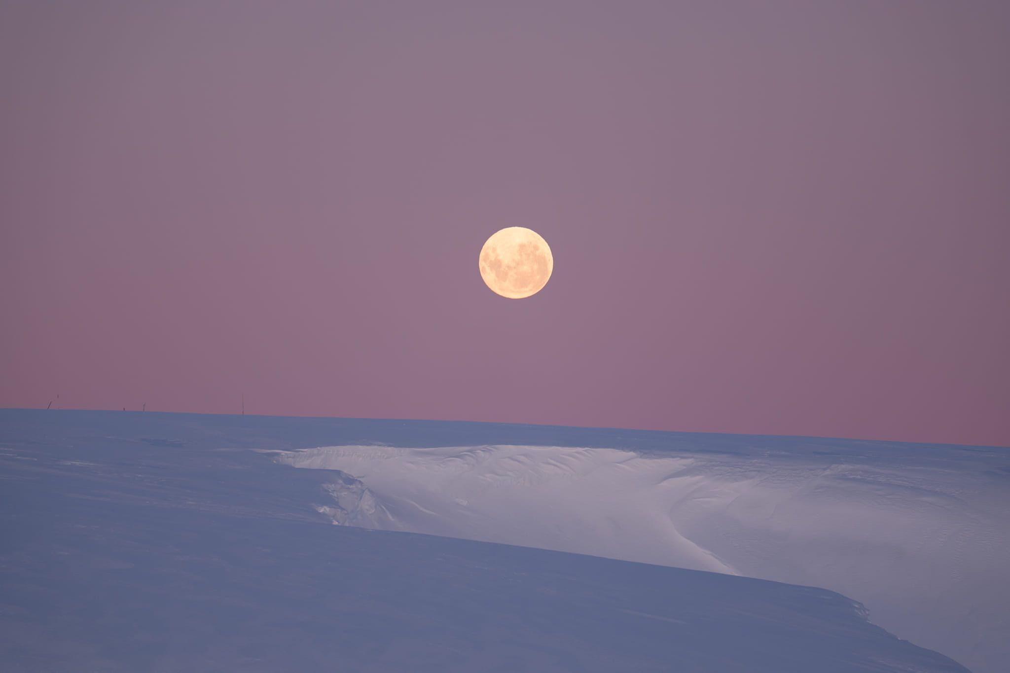 Фото Місяця над полярною станцією Фото Місяця над полярною станцією