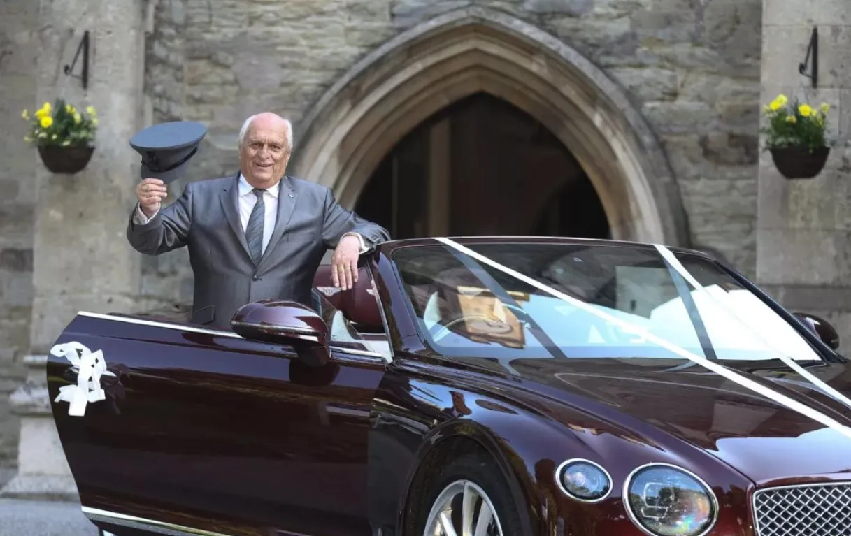 Чоловік допомагає іншим людям Чоловік допомагає іншим людям