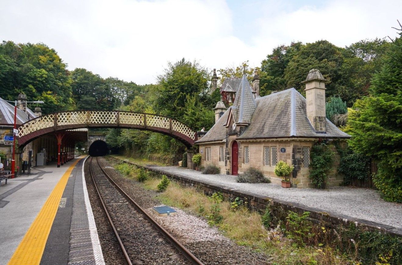 Залізнична станція в Дербіширі стала туристичною візитівкою через один секрет Залізнична станція в Дербіширі стала туристичною візитівкою через один секрет
