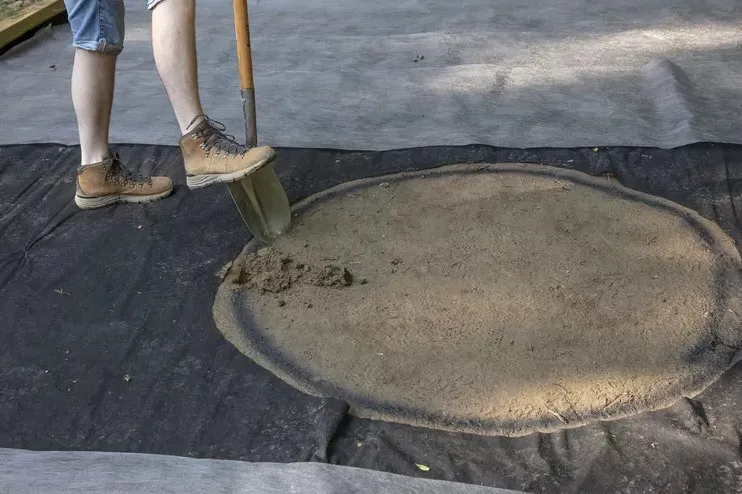 Викопайте фундамент під вогнище Викопайте фундамент під вогнище