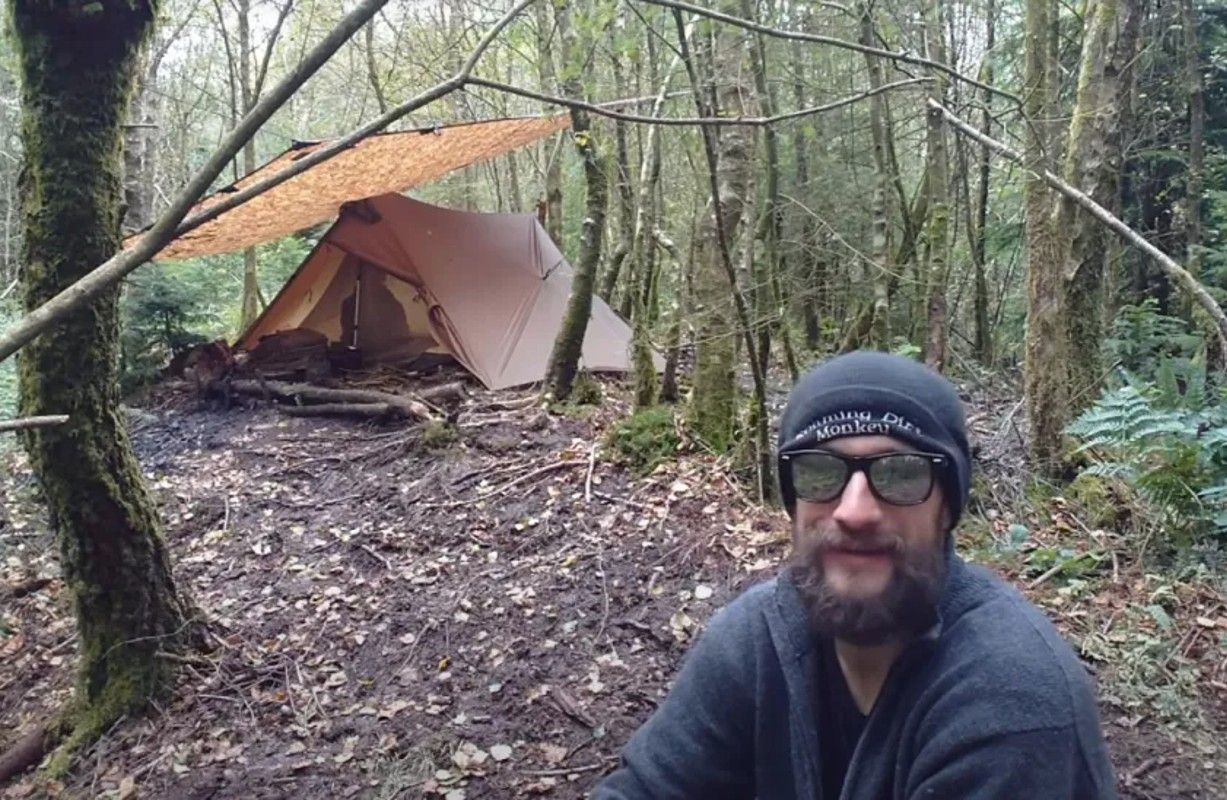 Пара почти не контактирует с другими людьми Пара почти не контактирует с другими людьми