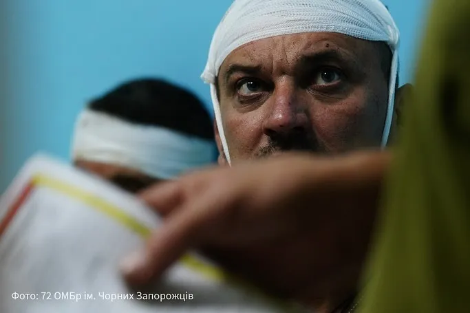 Поранений боєць 72-ї ОМБр Поранений боєць 72-ї ОМБр