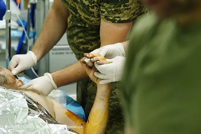 Поранений боєць 72-ї ОМБр Поранений боєць 72-ї ОМБр