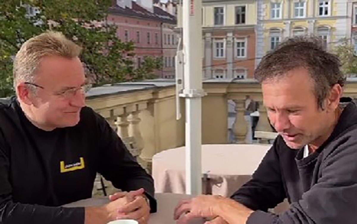 Вакарчук объяснил Садовому, почему поет о Мукачево в новой песне Вакарчук объяснил Садовому, почему поет о Мукачево в новой песне