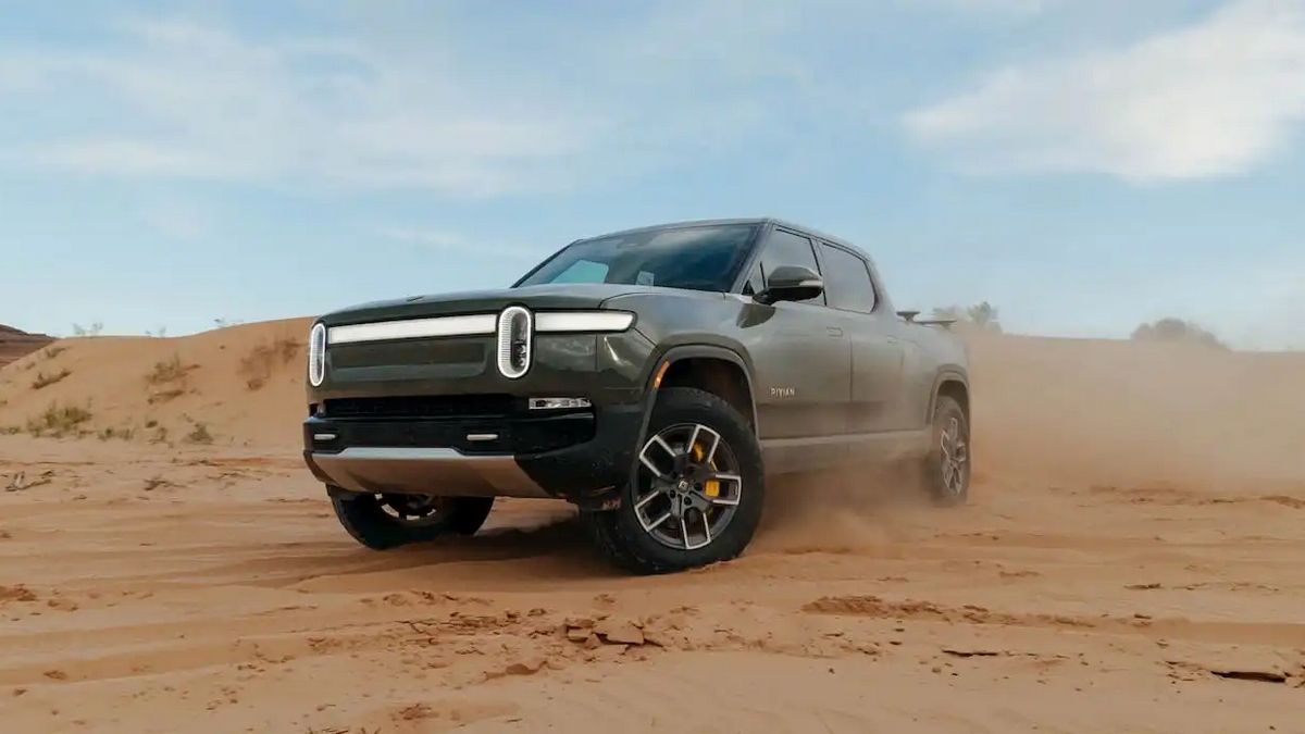 Электрический пикап Rivian R1T без проблем пережил ураган Хелен и даже сохранил энергию Электрический пикап Rivian R1T без проблем пережил ураган Хелен и даже сохранил энергию