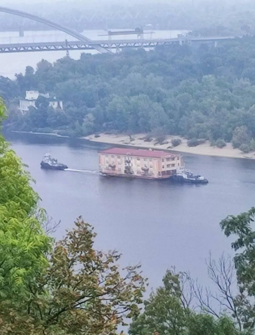 Будинок посеред Дніпра