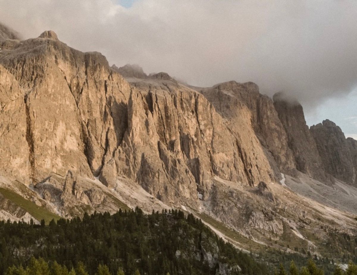 В Италии доисторическую скалу испортили антитуристическим лозунгом В Италии доисторическую скалу испортили антитуристическим лозунгом
