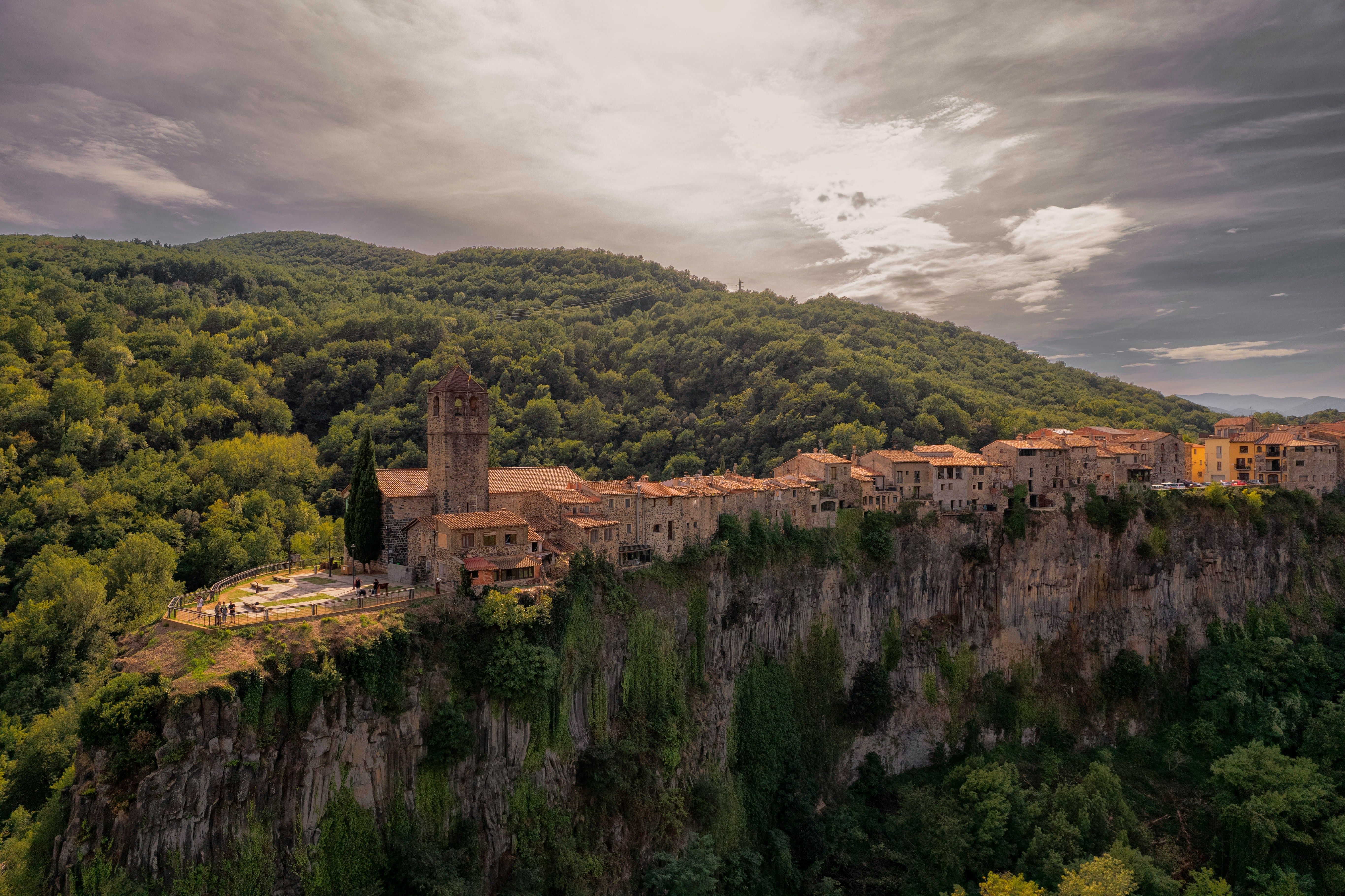 Кастельфуліт-да-ла-Рока є одним з наймальовничіших містечок Іспанії Кастельфуліт-да-ла-Рока є одним з наймальовничіших містечок Іспанії
