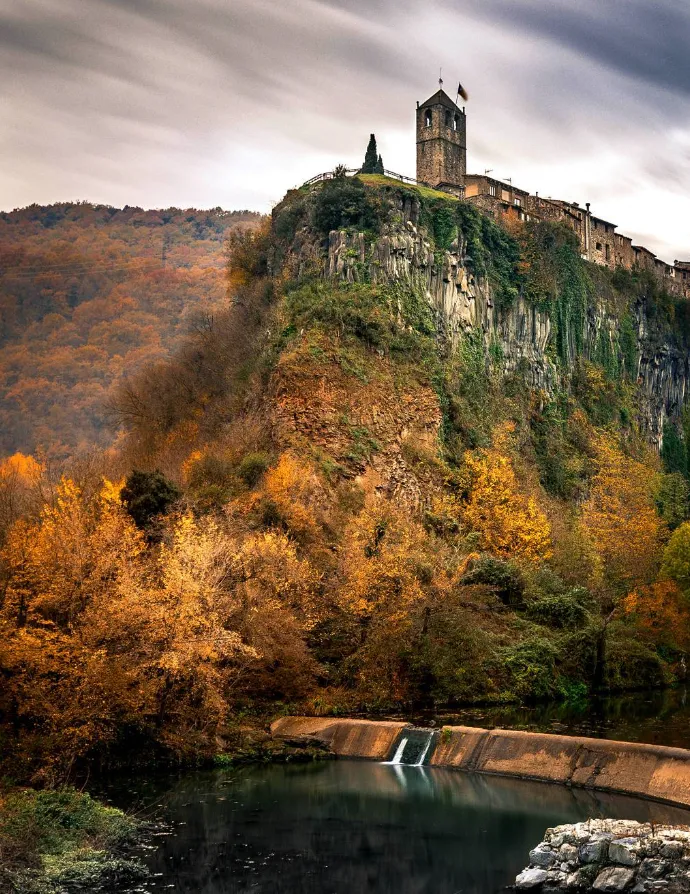 Кастельфулит-да-ла-Рока является одним из самых живописных городков Испании Кастельфулит-да-ла-Рока является одним из самых живописных городков Испании