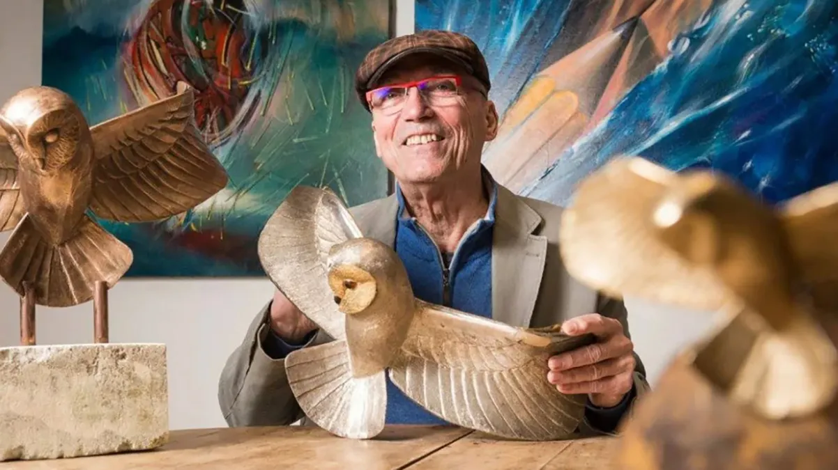 Мішель Беккер із золотою совою та її бронзовою копією Мішель Беккер із золотою совою та її бронзовою копією