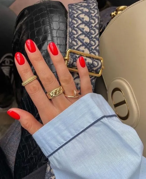 Эффектный маникюр красного цвета Эффектный маникюр красного цвета