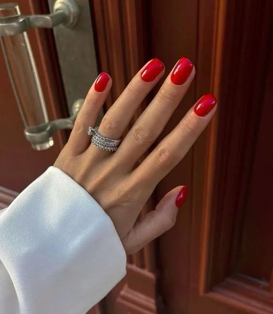 Эффектный маникюр красного цвета Эффектный маникюр красного цвета