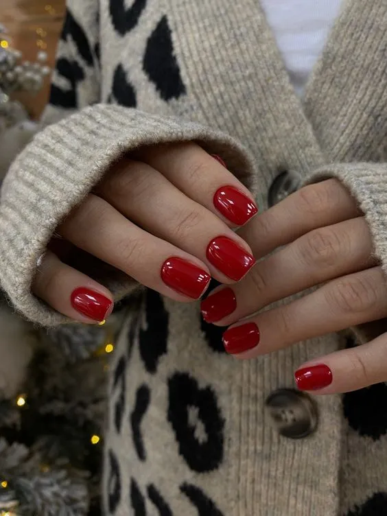 Эффектный маникюр красного цвета Эффектный маникюр красного цвета