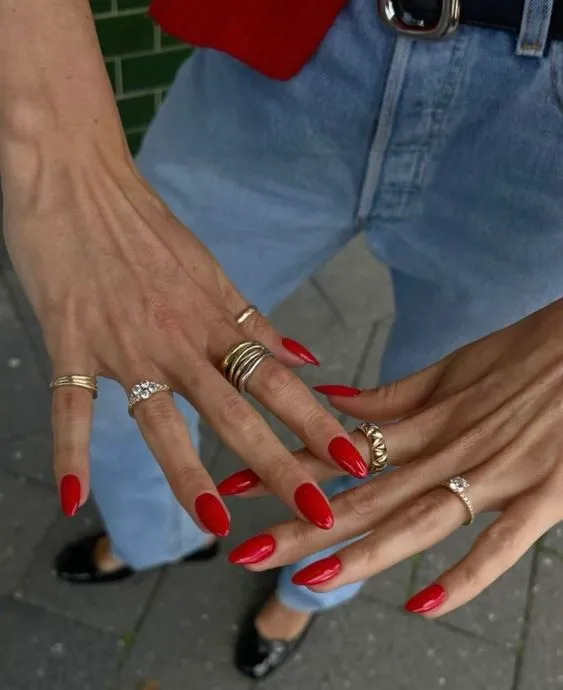 Эффектный маникюр красного цвета Эффектный маникюр красного цвета