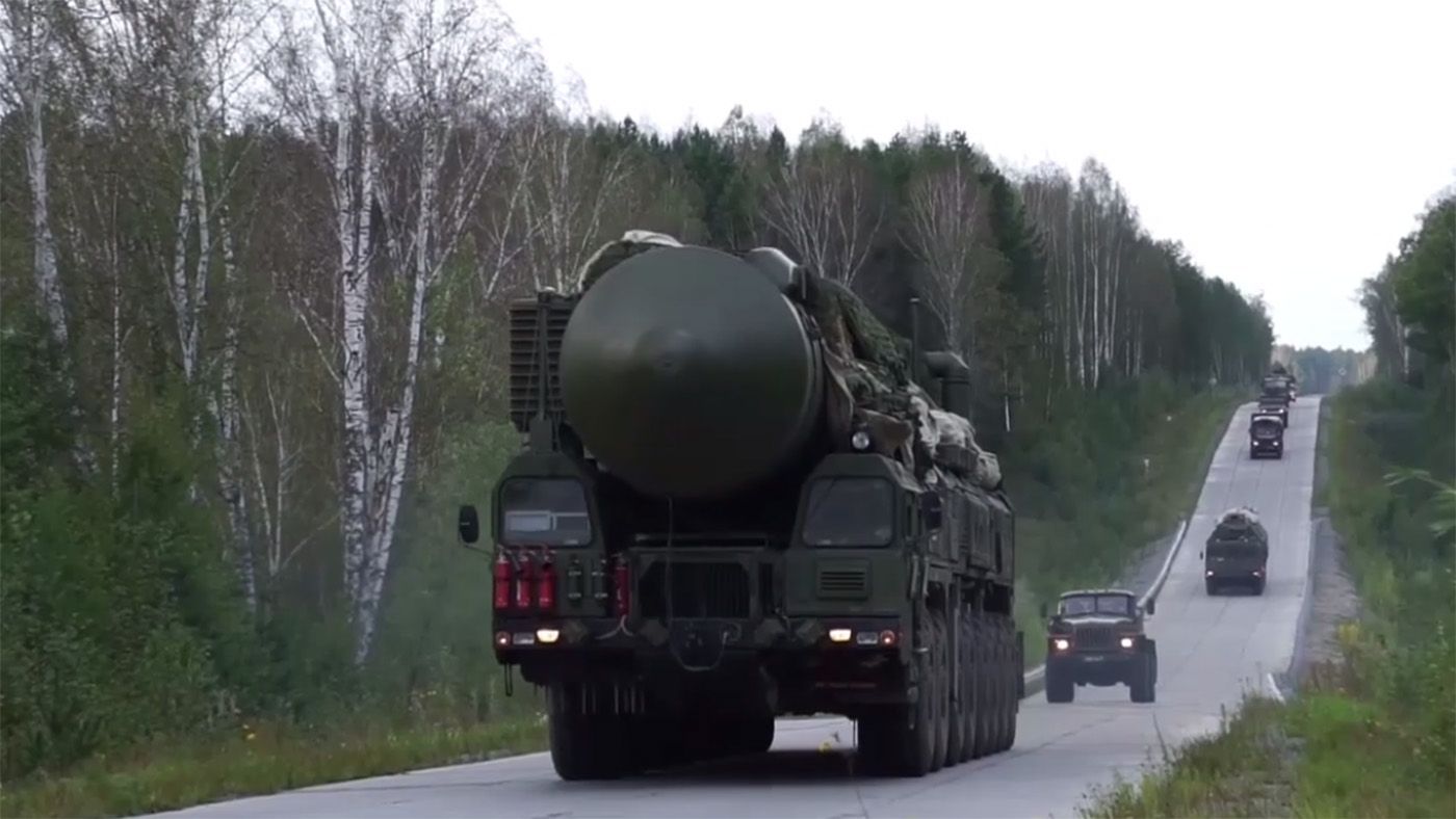 Путин вывел на боевое дежурство "Ярс" Путин вывел на боевое дежурство "Ярс"