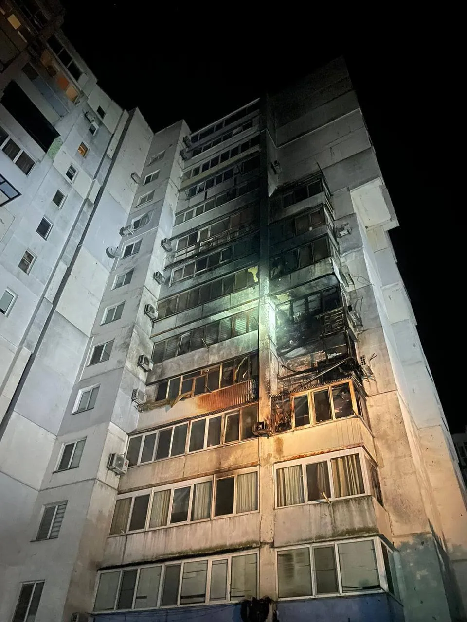 Пошкоджена багатоповерхівка у Чорноморську Пошкоджена багатоповерхівка у Чорноморську