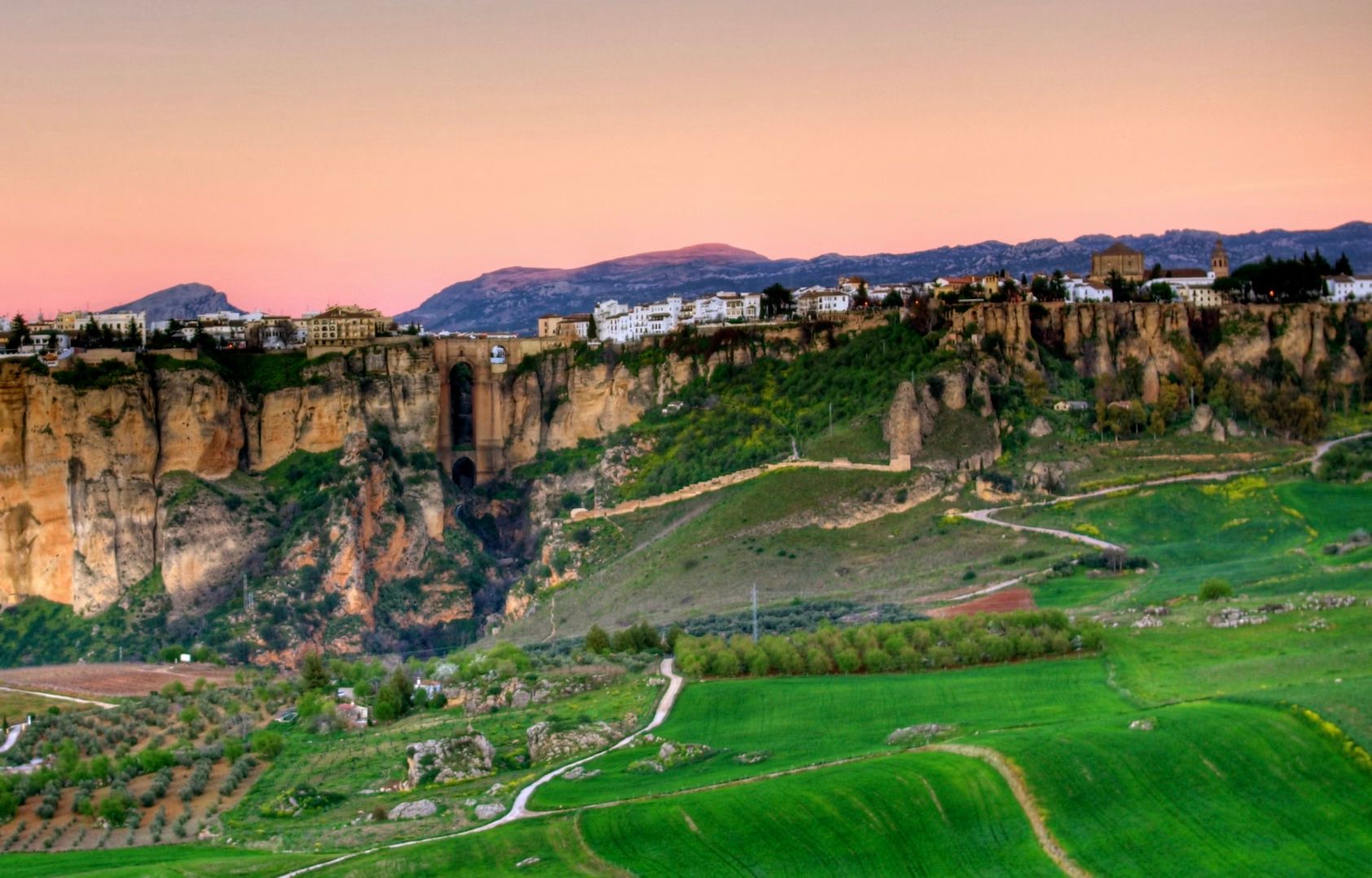 3 прекрасних напрямки Іспанії, які варто відвідати восени 3 прекрасних напрямки Іспанії, які варто відвідати восени