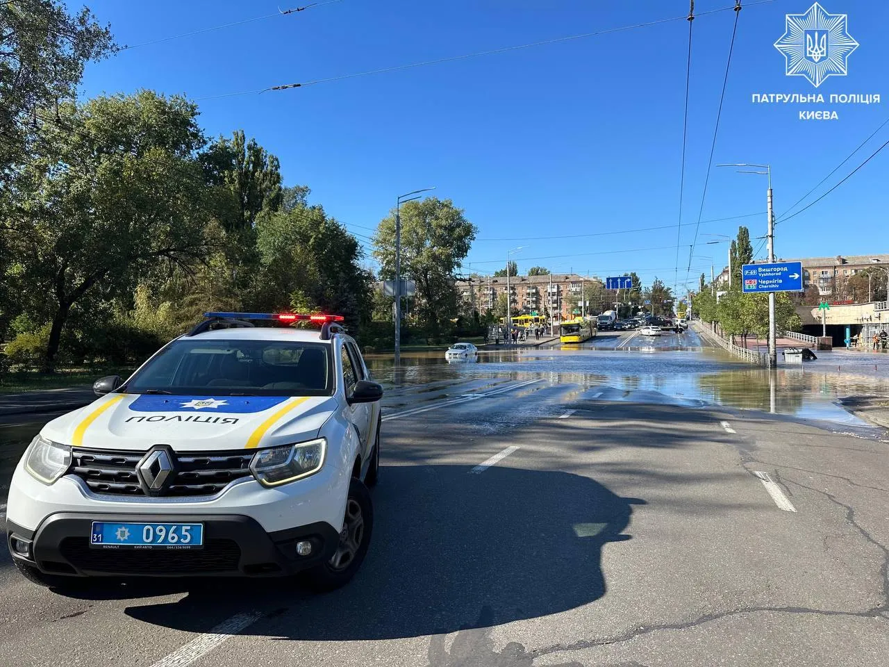 В Киеве прорвало трубу возле станции метро Дорогожичи