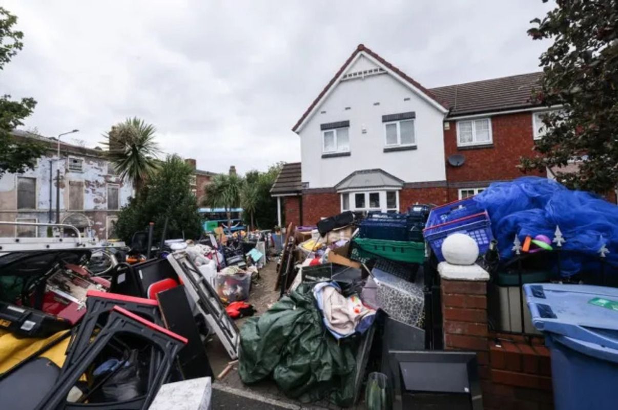 Звалище біля будинку - як чоловік накопичує непотріб і заважає жити своїм сусідам - Нерухомість Звалище біля будинку - як чоловік накопичує непотріб і заважає жити своїм сусідам - Нерухомість