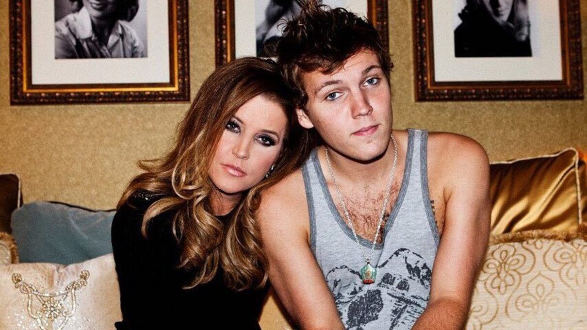 Ліза Марі Преслі з сином у 2012 Ліза Марі Преслі з сином у 2012