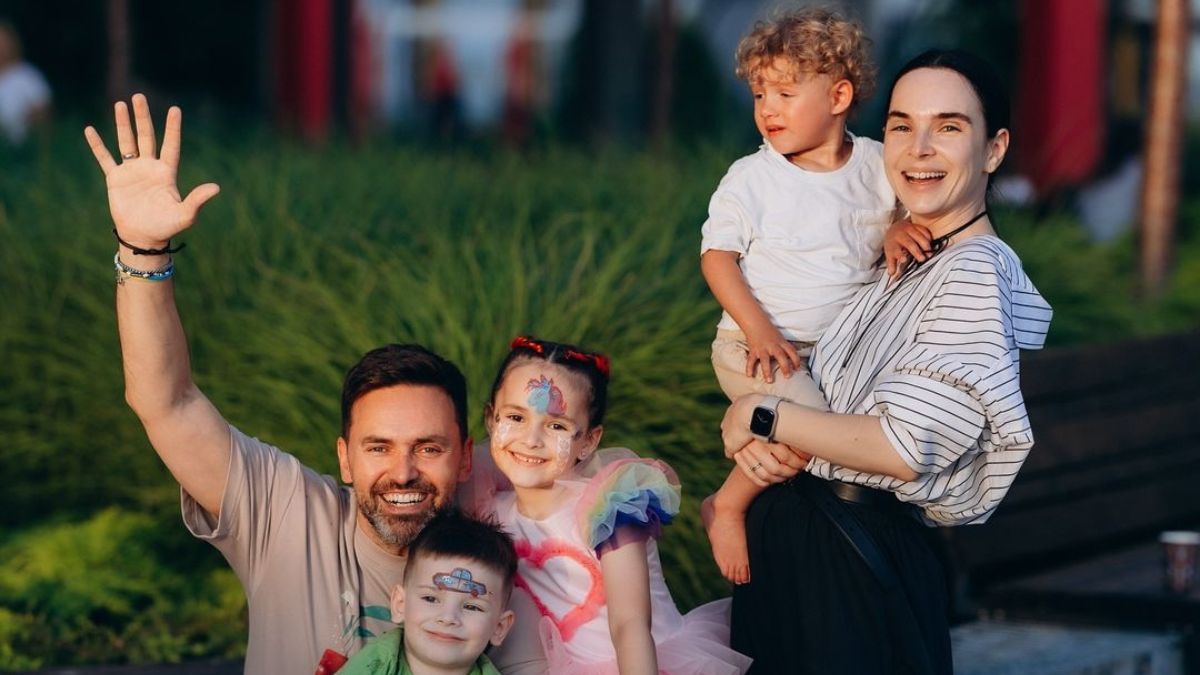 Поружжя Мірошниченків з дітьми Поружжя Мірошниченків з дітьми