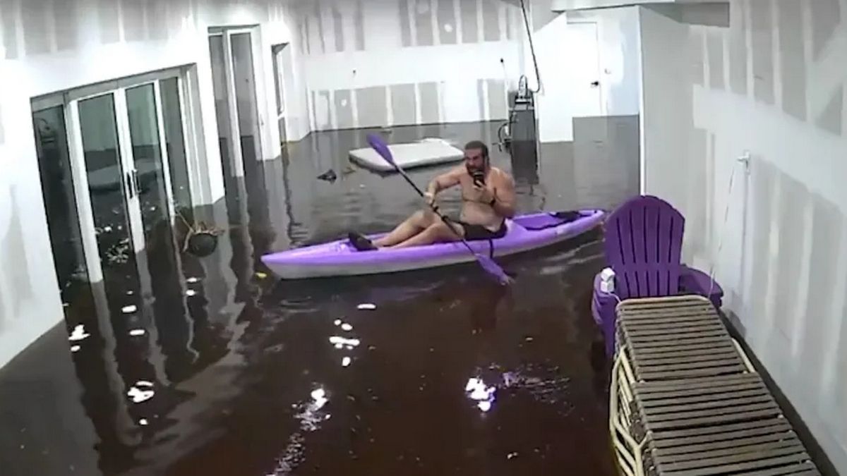 Житель Флориды плавал на байдарке по собственному дому после масштабного наводнения Житель Флориды плавал на байдарке по собственному дому после масштабного наводнения